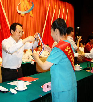 南京商茂集團投資集團有限公司董事長肖梅接受頒獎